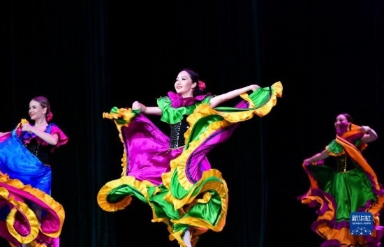 7月21日，哈薩克斯坦薩爾塔納國家舞蹈團(tuán)的演員在演出。