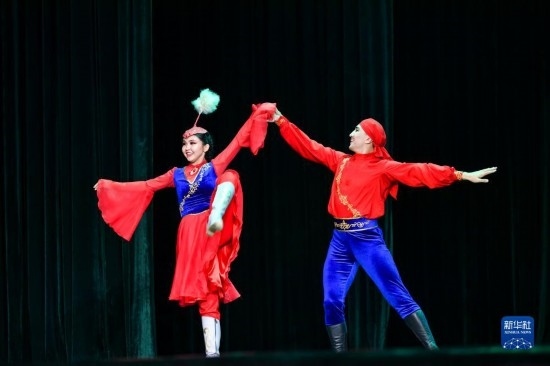 7月21日，哈薩克斯坦薩爾塔納國家舞蹈團(tuán)的演員在演出。