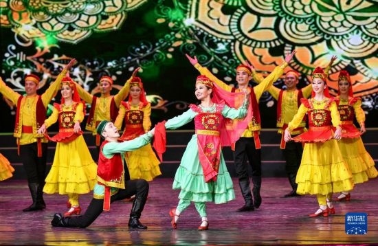 7月21日，哈薩克斯坦薩爾塔納國家舞蹈團(tuán)的演員在演出。