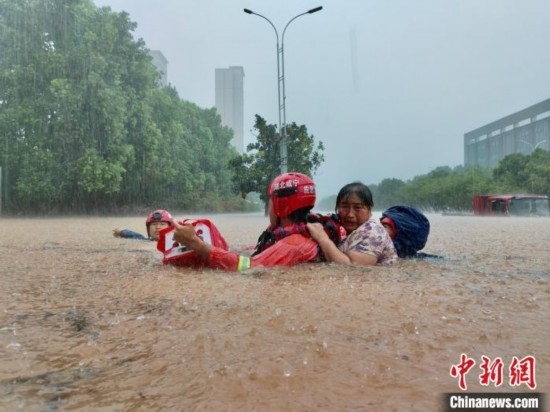 湖北咸寧暴雨引發(fā)內(nèi)澇， 消防營救民眾 朱燕林 攝