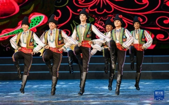 7月21日，哈薩克斯坦薩爾塔納國家舞蹈團(tuán)的演員在演出。