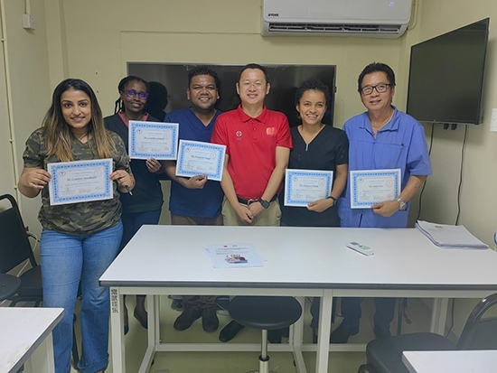 醫(yī)療隊(duì)成員與部分學(xué)員合影。第18期援圭亞那醫(yī)療隊(duì)供圖