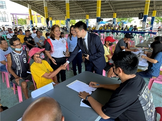 中方與菲方一道將中國援菲化肥分發(fā)至菲農(nóng)戶手中。中國駐菲律賓大使館供圖