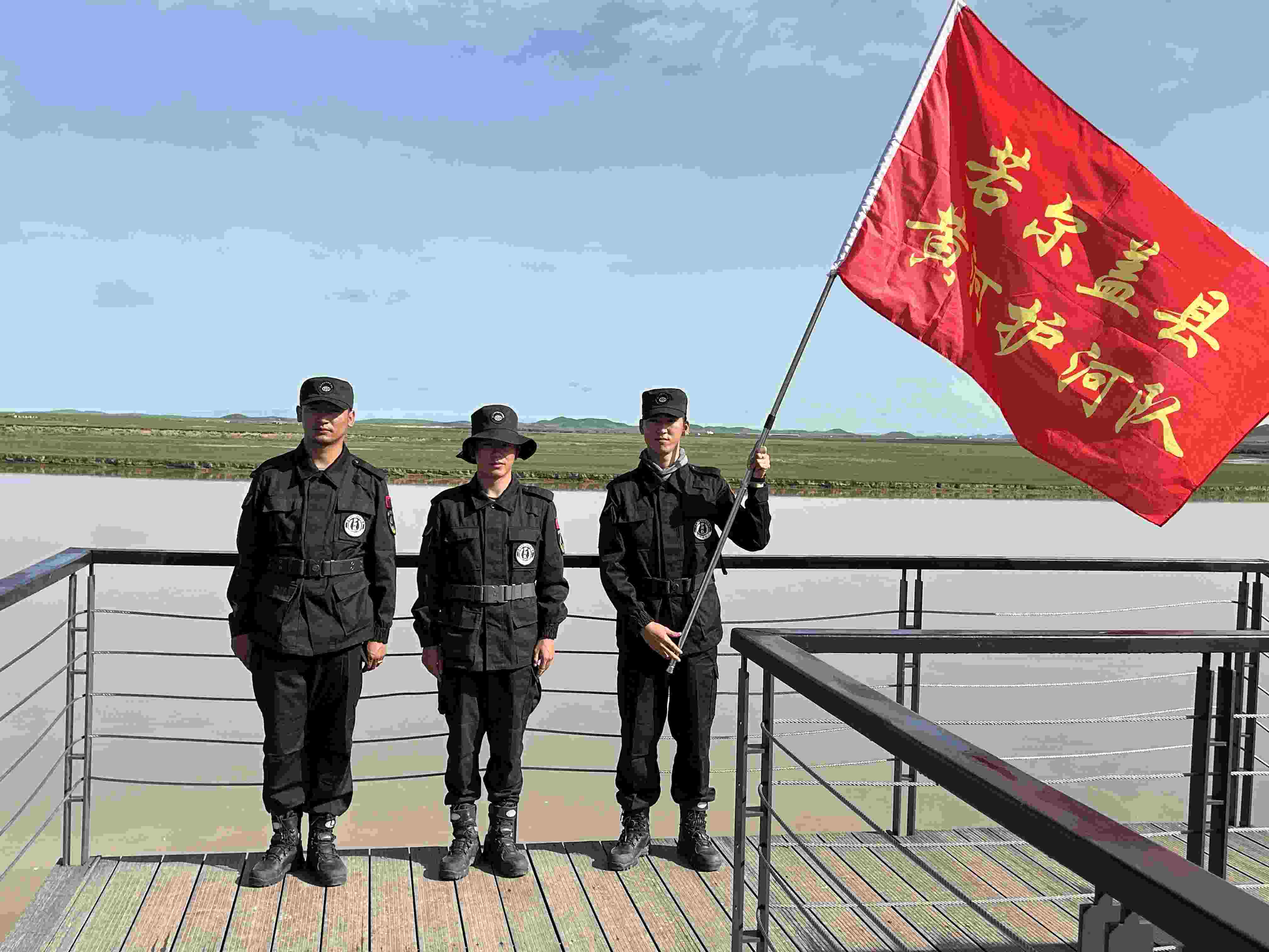 若爾蓋縣黃河護(hù)河隊(duì)。人民網(wǎng) 周靜圓攝