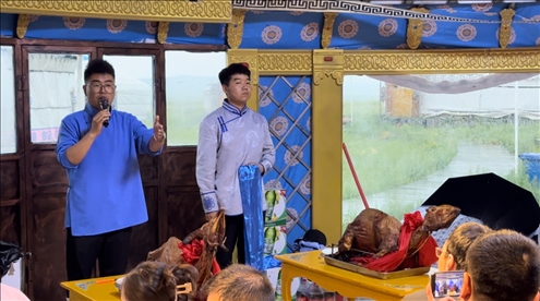 圖為草原蒙古包全羊宴。人民網(wǎng)記者 金洪花攝