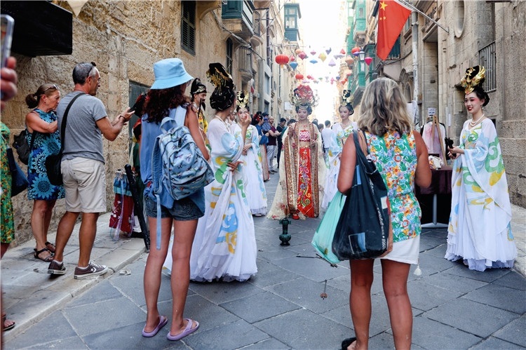 圖為花燈點(diǎn)亮儀式現(xiàn)場。 馬耳他中國文化中心供圖