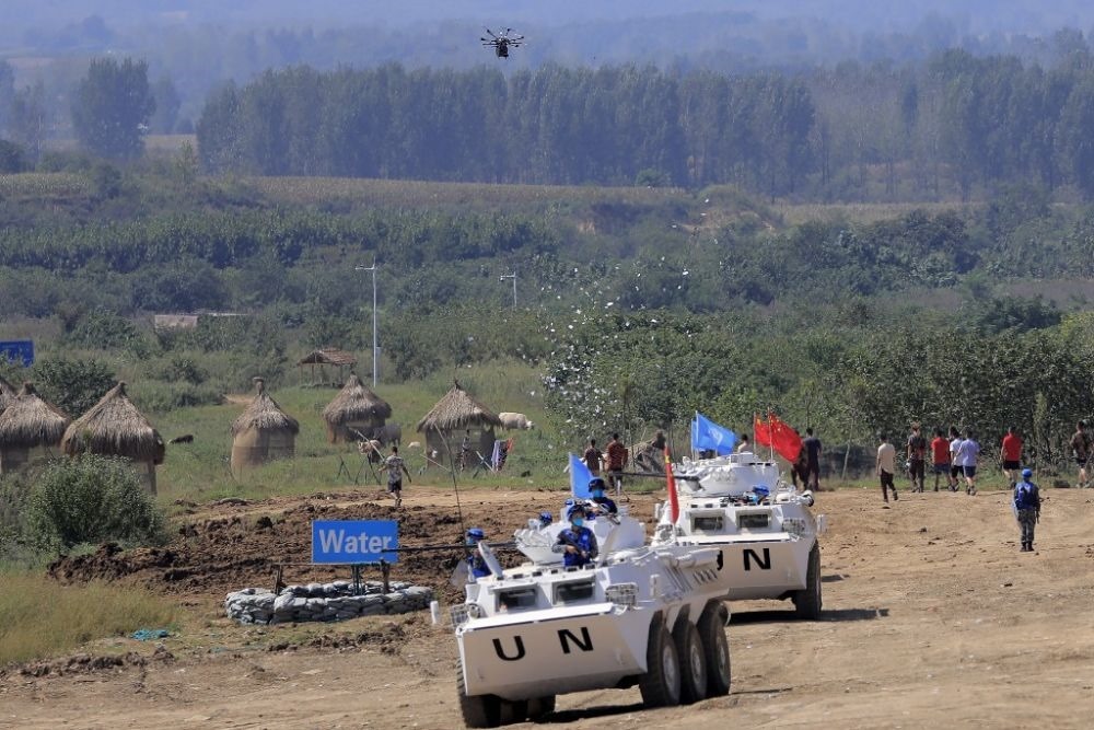 ↑2021年9月15日，在“共同命運(yùn)-2021”國(guó)際維和實(shí)兵演習(xí)綜合演練中，維和分隊(duì)采用無(wú)人機(jī)拋撒傳單宣傳和平理念。新華社記者 劉芳 攝