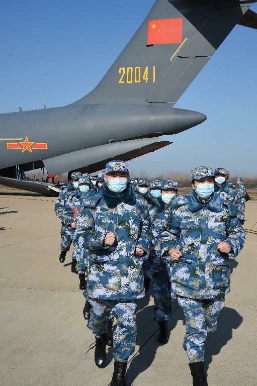 ↑2020年2月17日，一批軍隊(duì)支援湖北醫(yī)療隊(duì)員抵達(dá)武漢天河機(jī)場(chǎng)。新華社記者 黎云 攝
