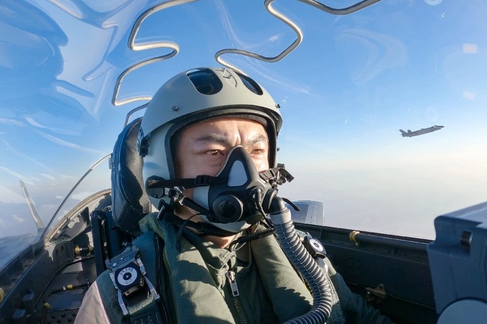 ↑全國(guó)人大代表、“強(qiáng)軍先鋒飛行大隊(duì)”大隊(duì)長(zhǎng)高中強(qiáng)進(jìn)行編隊(duì)飛行訓(xùn)練（2023年2月9日攝）。新華社發(fā)（姜皓元 攝）