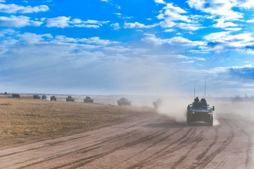 ↑陸軍第81集團(tuán)軍某旅“松骨峰特功連”隨所在營(yíng)進(jìn)行長(zhǎng)途機(jī)動(dòng)（2022年4月12日攝）。新華社發(fā)（李乃超 攝）