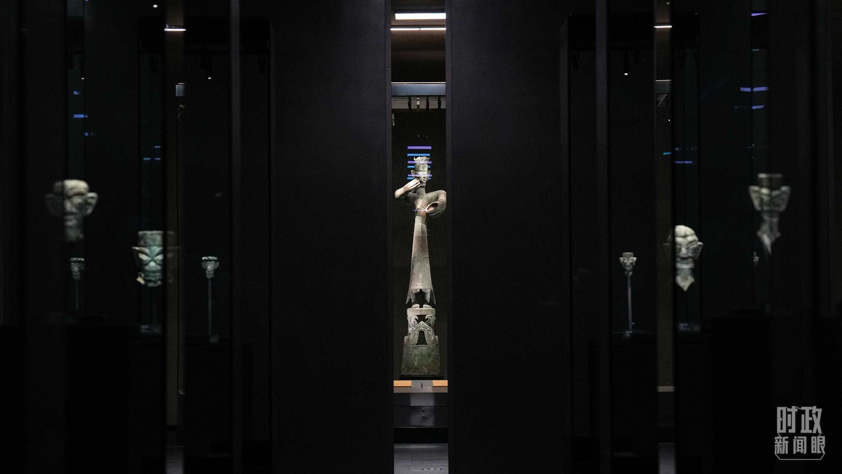 △三星堆出土的青銅大立人像。（總臺(tái)國(guó)廣記者李晉拍攝）