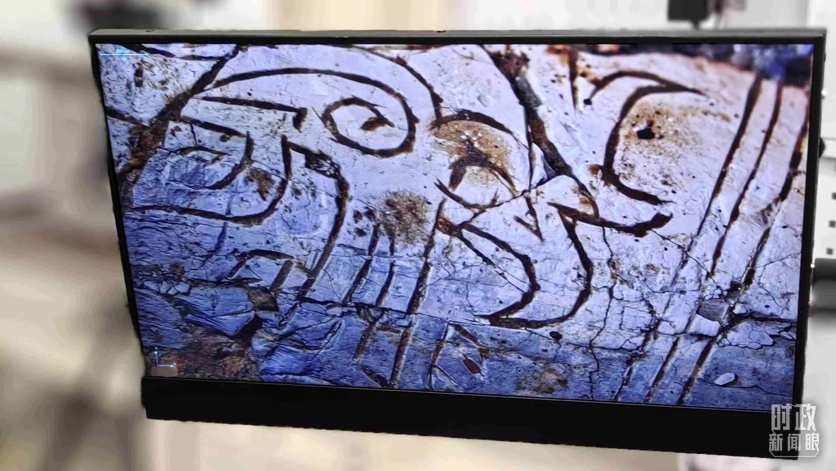 △顯微鏡下，三星堆文物的紋路清晰可見(jiàn)。（總臺(tái)央視記者王萌萌拍攝）