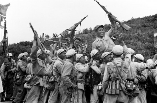  這是中國人民志愿軍和朝鮮人民軍一起歡慶戰(zhàn)斗勝利。新華社發(fā)（資料照片）