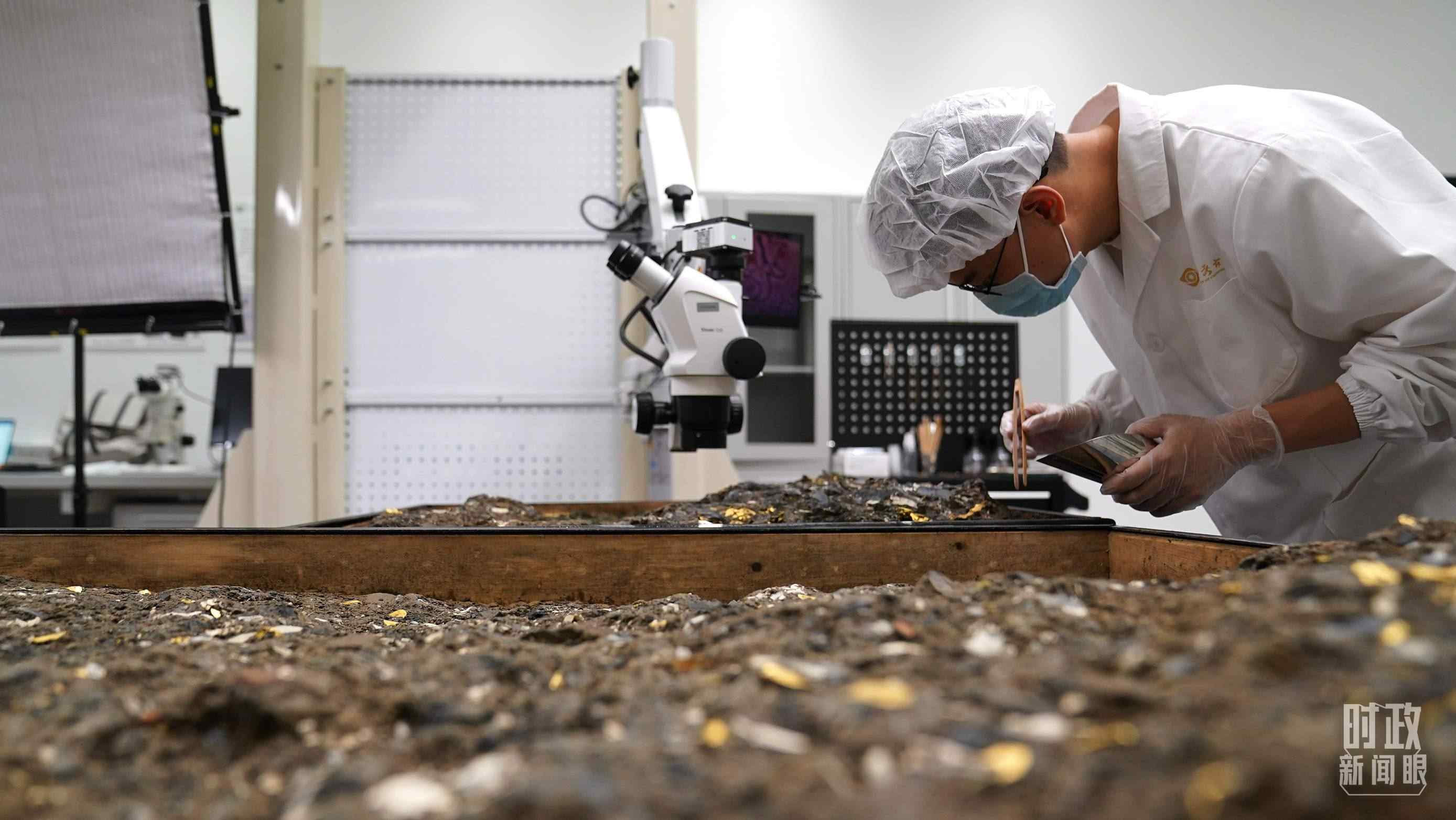 △工作中的三星堆文保人員。（總臺(tái)國(guó)廣記者李晉拍攝）