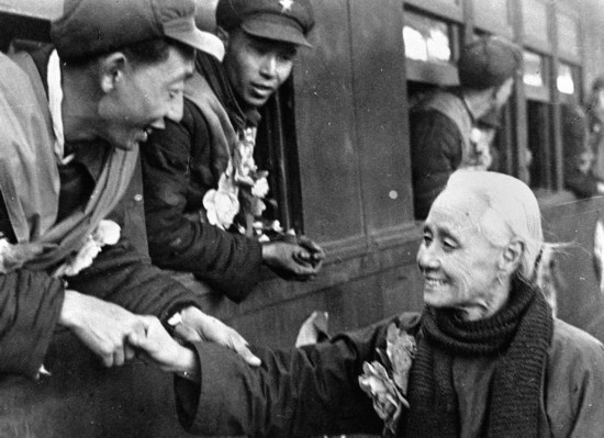 全國的鐵路工人們，一批批地志愿前往朝鮮前線工作，這是隴海路的鐵路工人魏志杰在臨行時和他母親告別的情形。新華社發(fā)（資料照片）