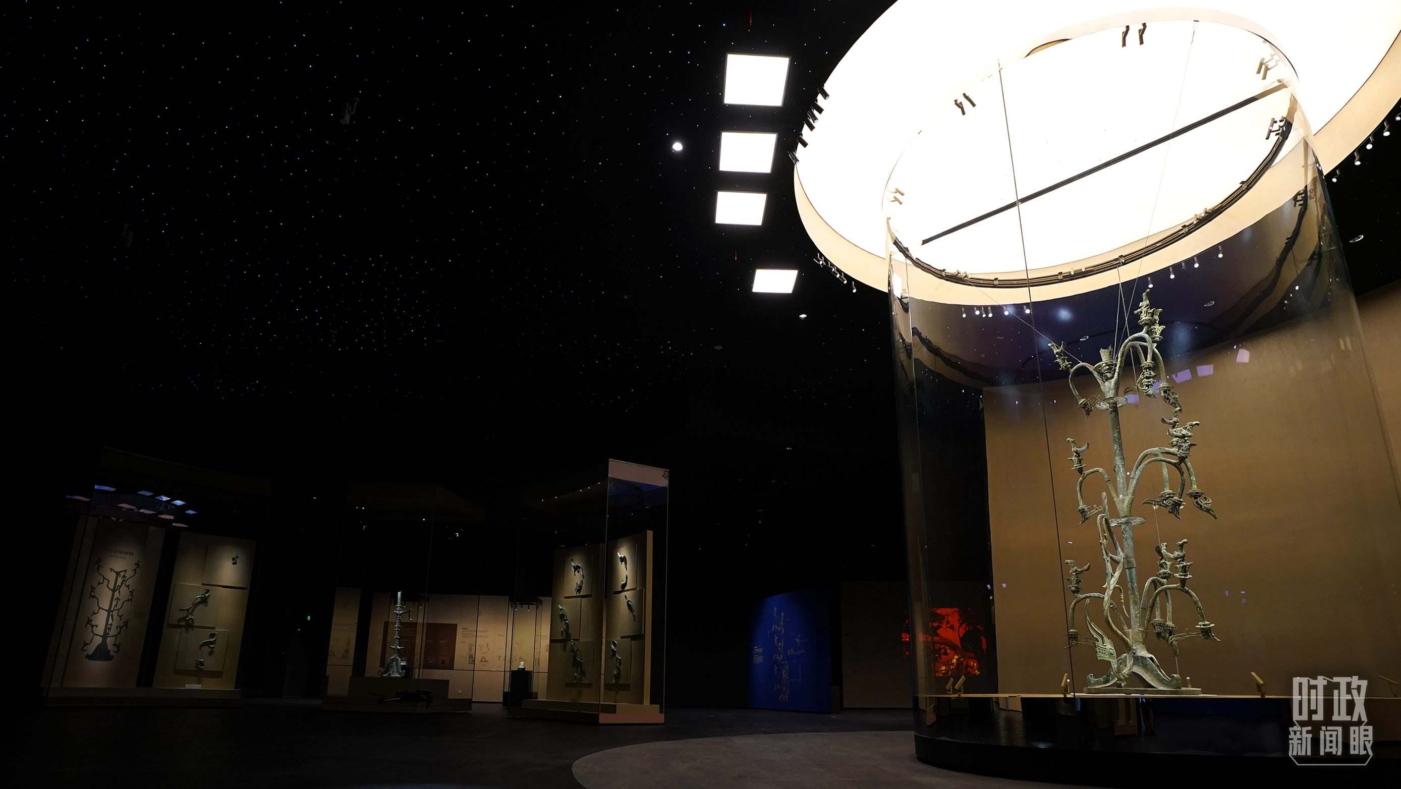 △三星堆出土的青銅神樹(shù)。（總臺(tái)國(guó)廣記者李晉拍攝）