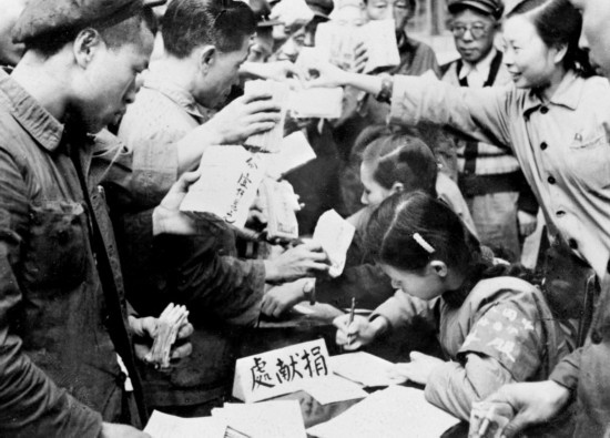 全國各地工商界踴躍捐獻款項，支援志愿軍。這是重慶市工商業(yè)者捐獻的情形。新華社發(fā)（資料照片）