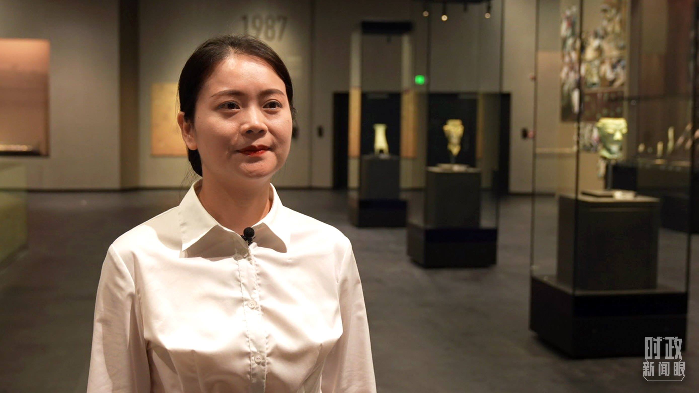 △當(dāng)天現(xiàn)場(chǎng)負(fù)責(zé)講解的三星堆博物館公眾服務(wù)部程靜。（總臺(tái)央廣記者馬喆拍攝）