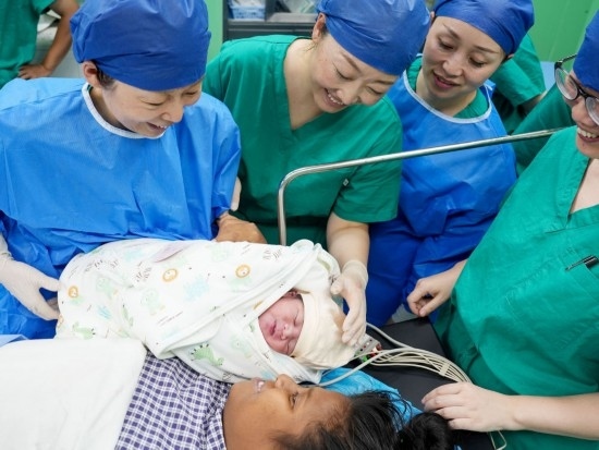 中國海軍“和平方舟”號醫(yī)院船在基里巴斯為29歲的塔拉瓦居民德阿瑞接生了一名“和平寶寶”（2023年7月16日攝）。新華社發(fā)（劉偉 攝）