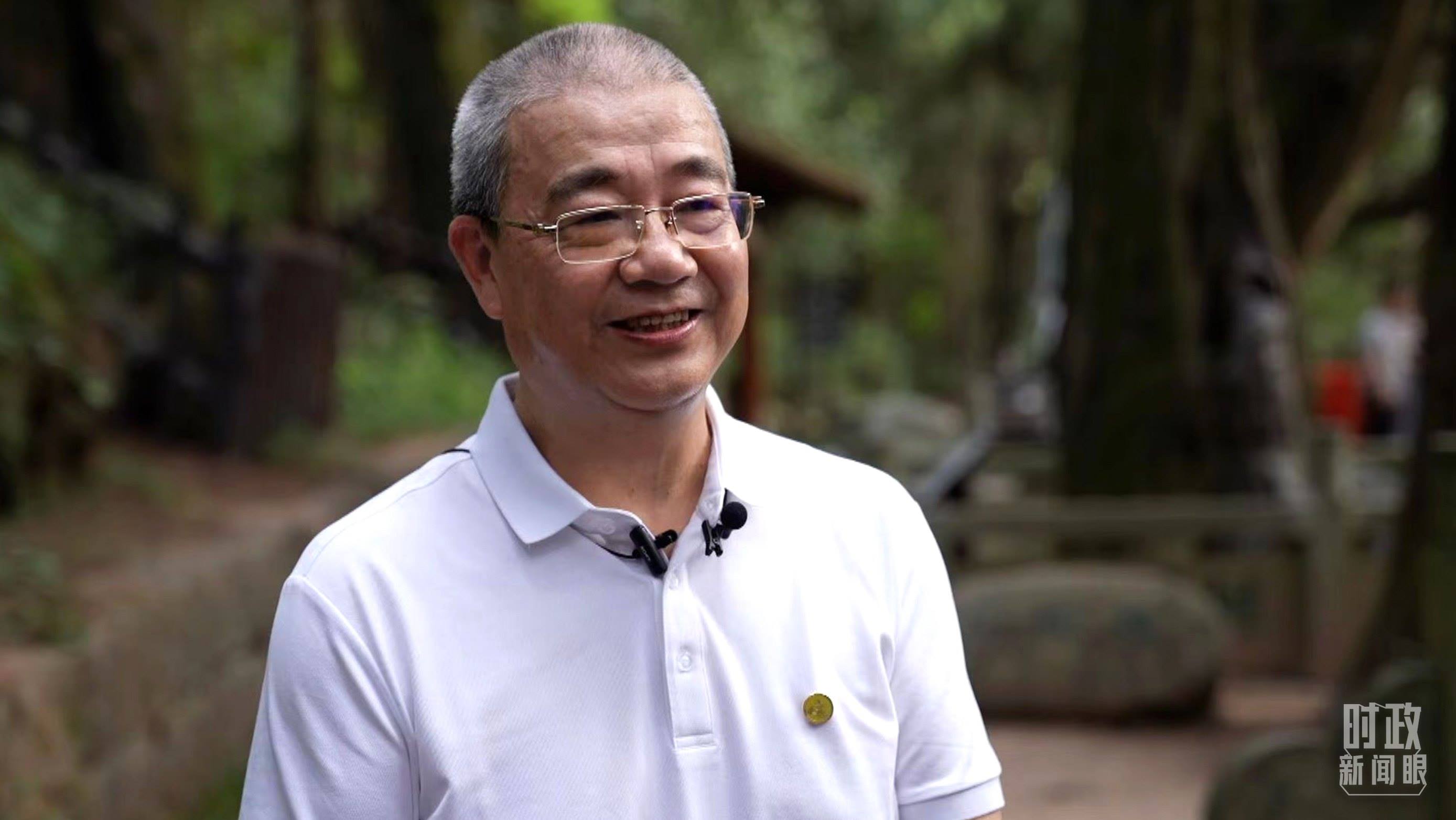 △廣元蜀道文化研究會(huì)蔡?hào)|洲教授。（總臺(tái)央視記者賈林拍攝）