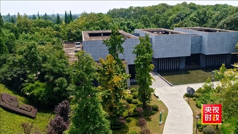 △2021年正式投入使用的三星堆文物保護(hù)修復(fù)館，堅(jiān)持保護(hù)修復(fù)與考古研究同步進(jìn)行，館內(nèi)分文保工作區(qū)和參觀區(qū)。