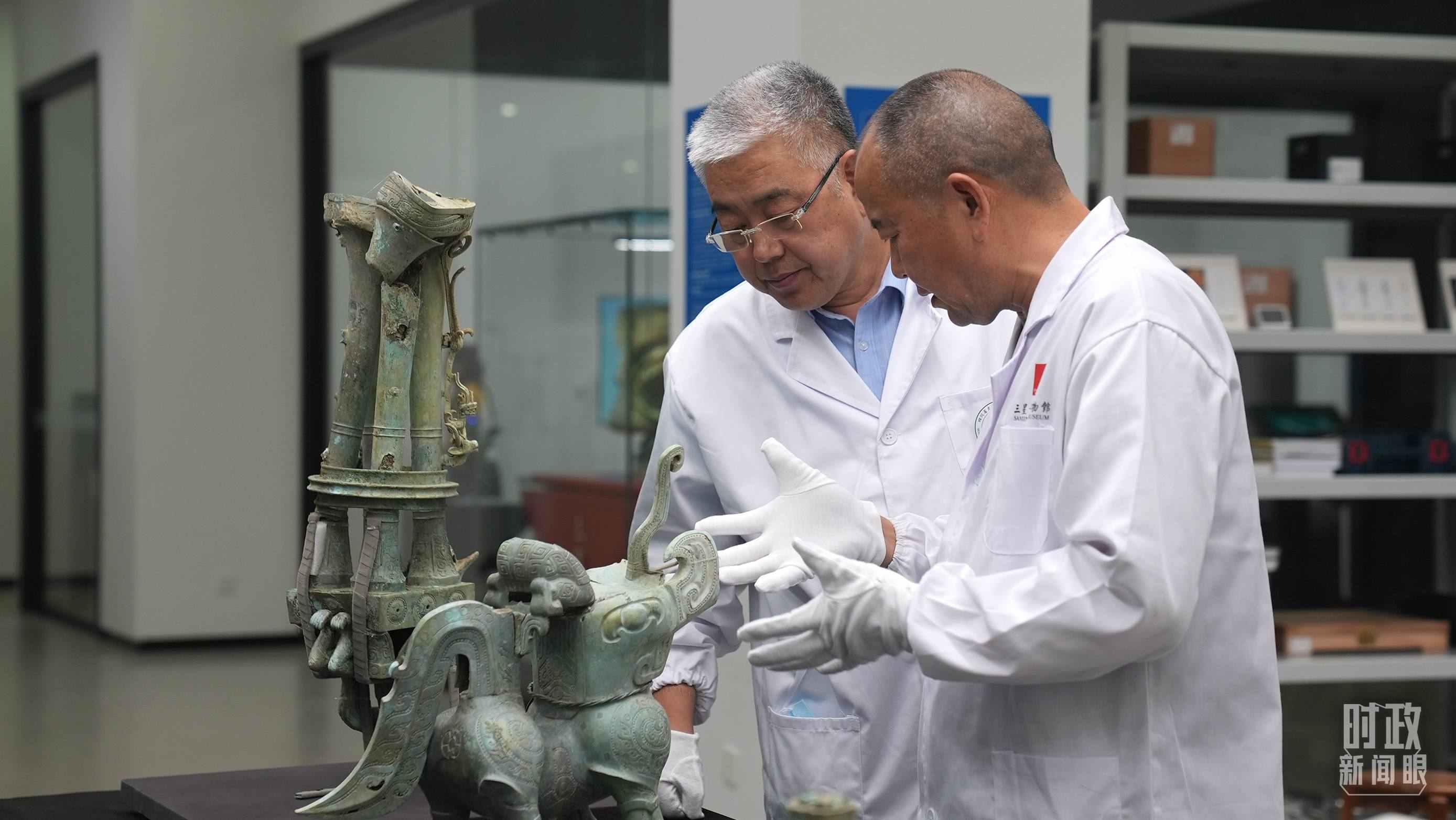△三星堆文保專家正在就修復(fù)方案進(jìn)行討論。（總臺(tái)央視記者劉琦拍攝）
