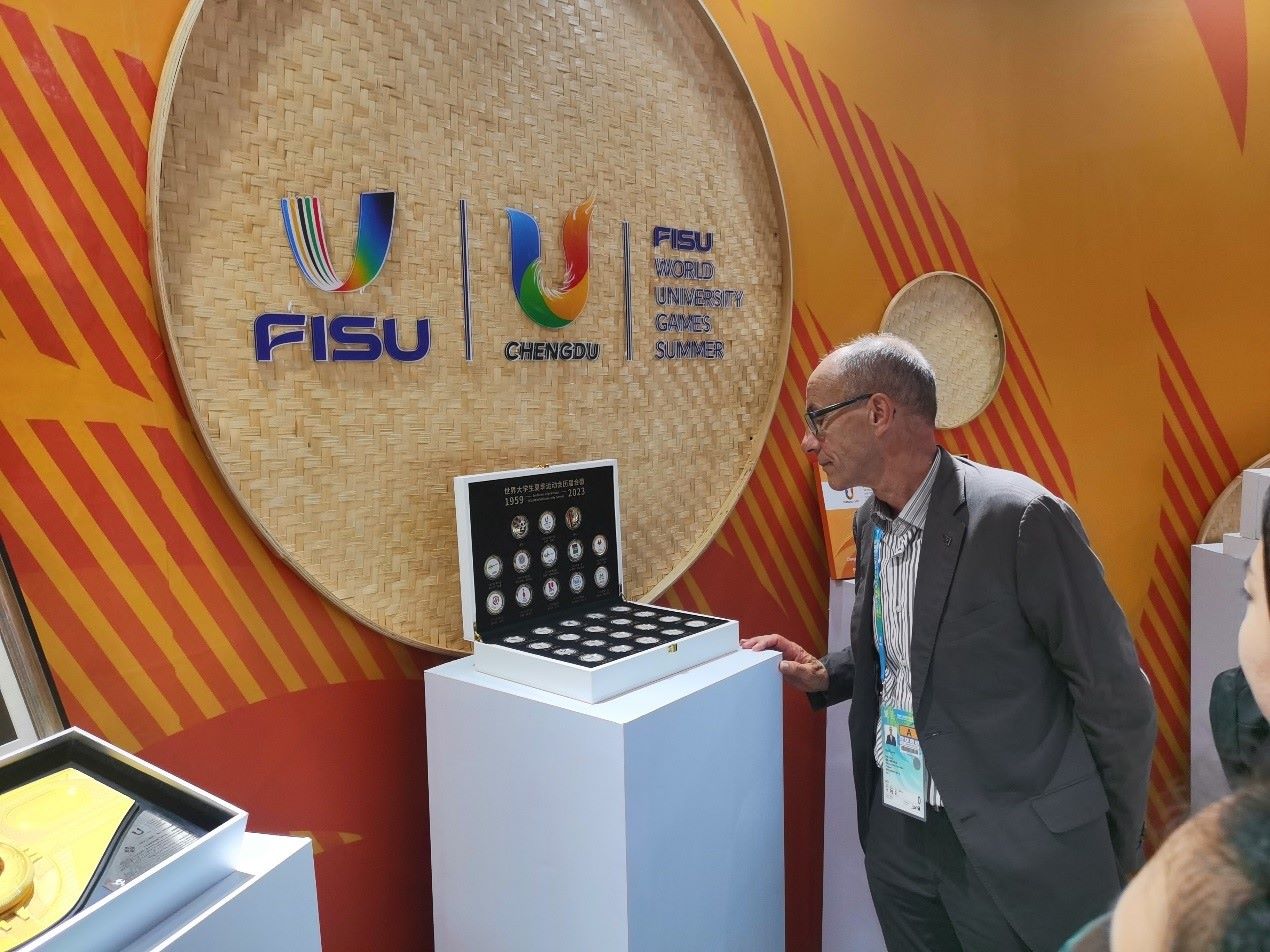 國際大體聯(lián)代理主席雷諾·艾德參觀大運(yùn)會(huì)特許商品。 人民網(wǎng)記者 楊磊攝
