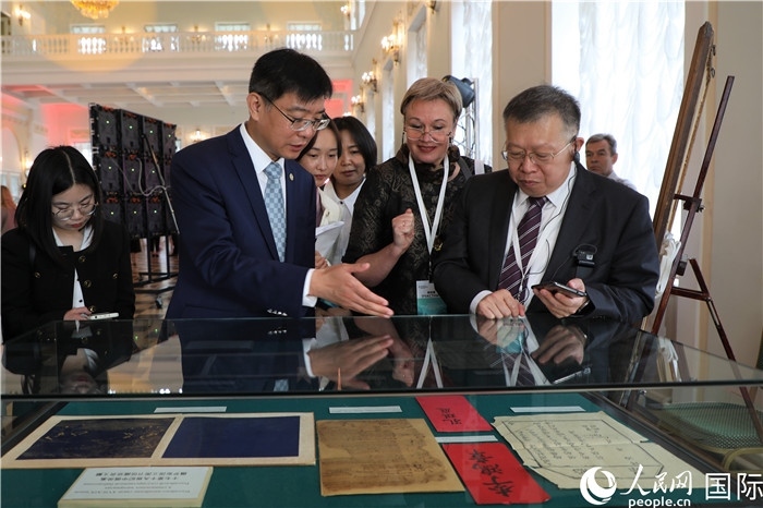 中俄圖書館論壇嘉賓共同參觀由俄羅斯國立列寧圖書館舉辦的館藏中國古籍善本圖書展。人民網(wǎng)記者 隋鑫攝）