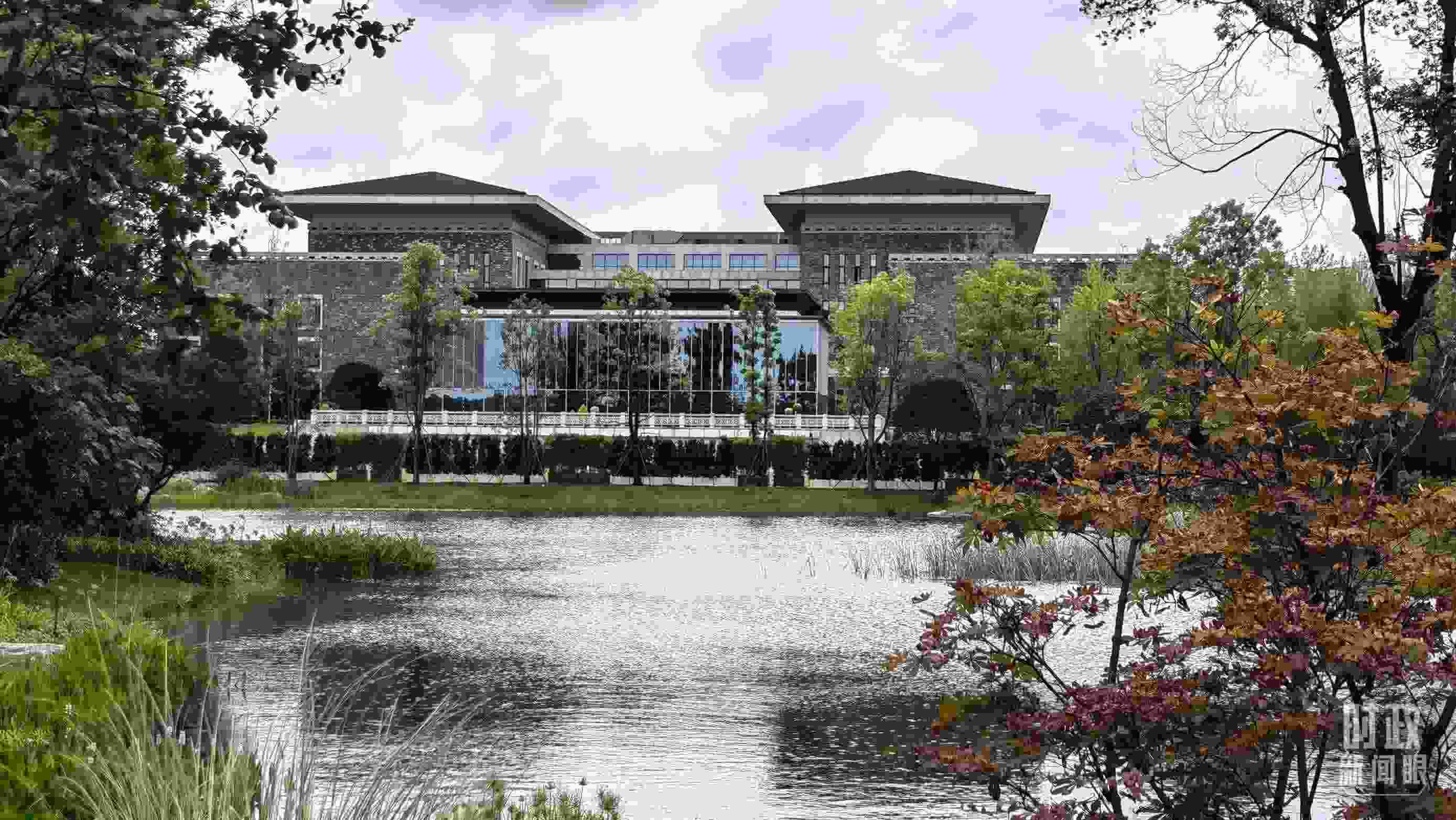 當(dāng)天，中印尼兩國(guó)元首在“錦蓉莊”舉行會(huì)見(jiàn)。（總臺(tái)央視記者韓銳拍攝）