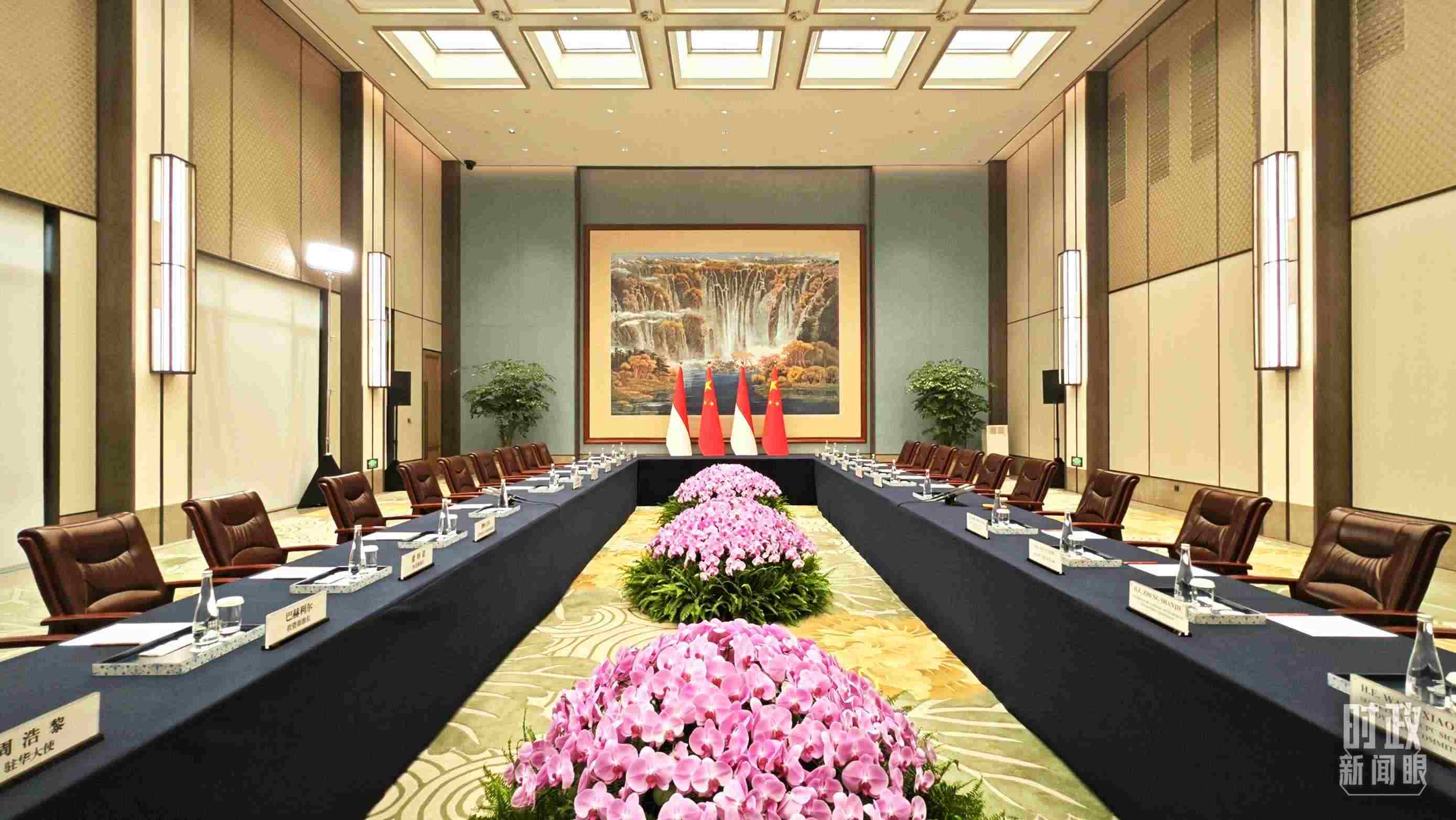 中印尼兩國(guó)元首在這里舉行會(huì)見(jiàn)。這是會(huì)見(jiàn)開(kāi)始前的場(chǎng)景。（總臺(tái)央視記者許永松拍攝）