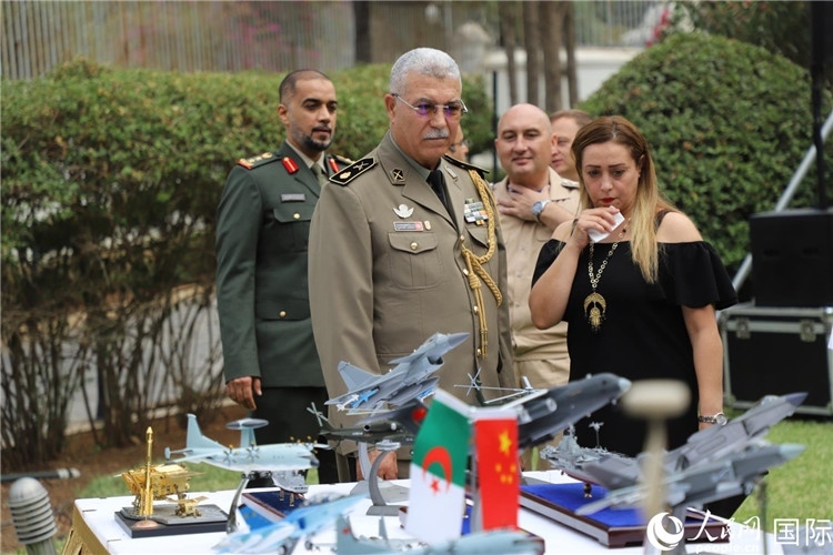 圖為與會(huì)嘉賓參觀(guān)招待會(huì)設(shè)置的武器裝備模型展臺(tái)。人民網(wǎng)記者 王傳寶攝