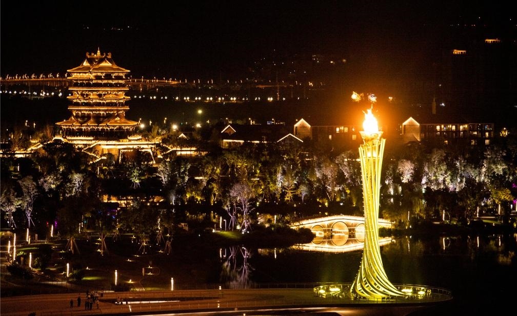 這是7月28日拍攝的成都大運(yùn)會(huì)主火炬。新華社記者曹祎銘攝