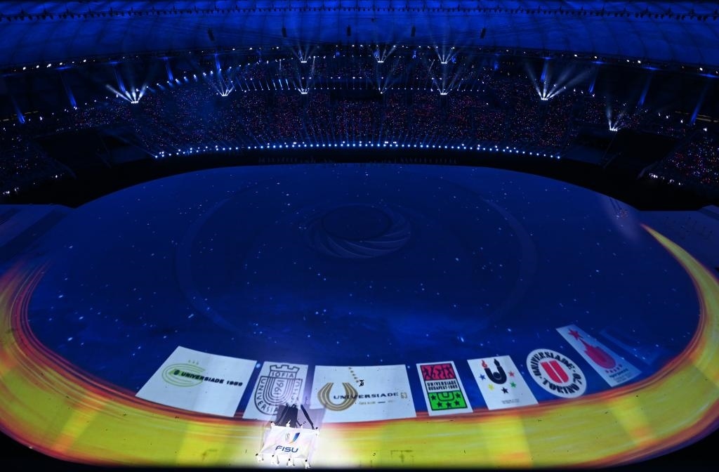 7月28日，國際大學(xué)生體育聯(lián)合會(huì)會(huì)旗在開幕式上入場。新華社記者劉磊攝