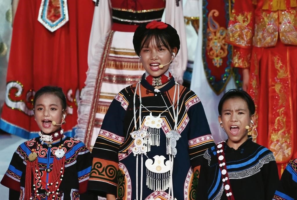 7月28日，吉好有果（中）在開幕式上表演。新華社記者陳澤國攝