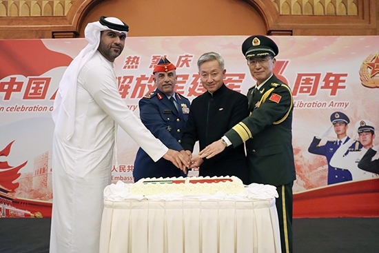 圖為招待會(huì)上中阿嘉賓合影。中國(guó)駐阿聯(lián)酋大使館供圖