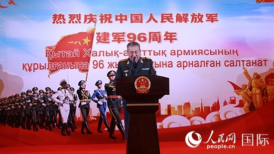 哈國防部副部長卡馬列特季諾夫中將發(fā)表致辭。人民網(wǎng)記者 李強(qiáng)攝