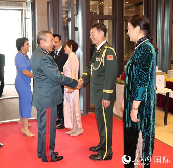 國防武官胡德君大校迎接賓客。人民網(wǎng)記者李強(qiáng)攝