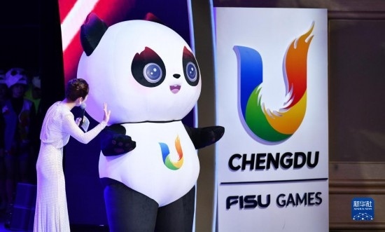 7月29日，成都大運(yùn)會(huì)吉祥物“蓉寶”在聯(lián)歡會(huì)現(xiàn)場。新華社記者 張端 攝