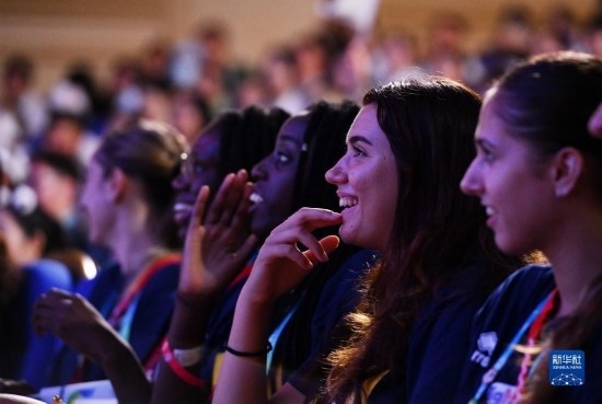 7月29日，外國運(yùn)動(dòng)員在聯(lián)歡會(huì)現(xiàn)場觀看節(jié)目。新華社記者 張端 攝