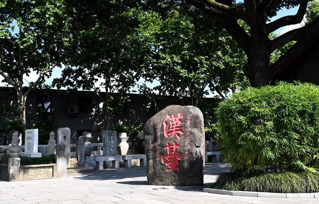 近日拍攝的陜西省漢中市博物館內(nèi)的“漢臺”石碑。新華社記者 劉瀟 攝