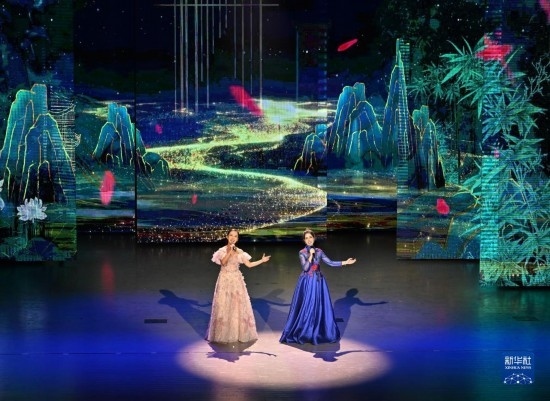 7月29日，演員在聯(lián)歡會(huì)現(xiàn)場演唱。新華社記者 蔡湘鑫 攝