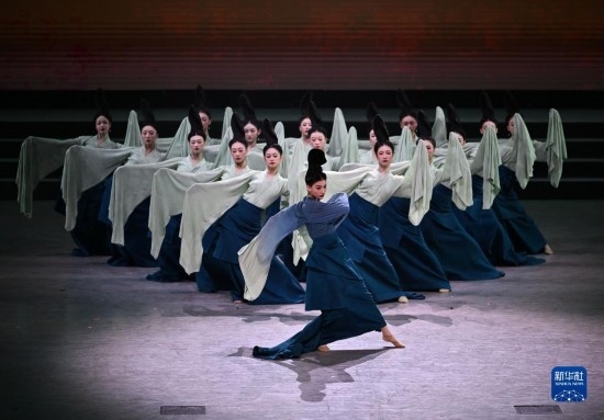 7月29日，演員在聯(lián)歡會(huì)現(xiàn)場表演《只此青綠》。新華社記者 蔡湘鑫 攝