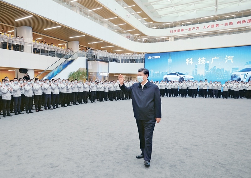 2023年4月10日至13日，中共中央總書記、國家主席、中央軍委主席習近平在廣東考察。這是12日下午，習近平在廣汽研究院向職工們揮手致意。 新華社記者 鞠鵬/攝