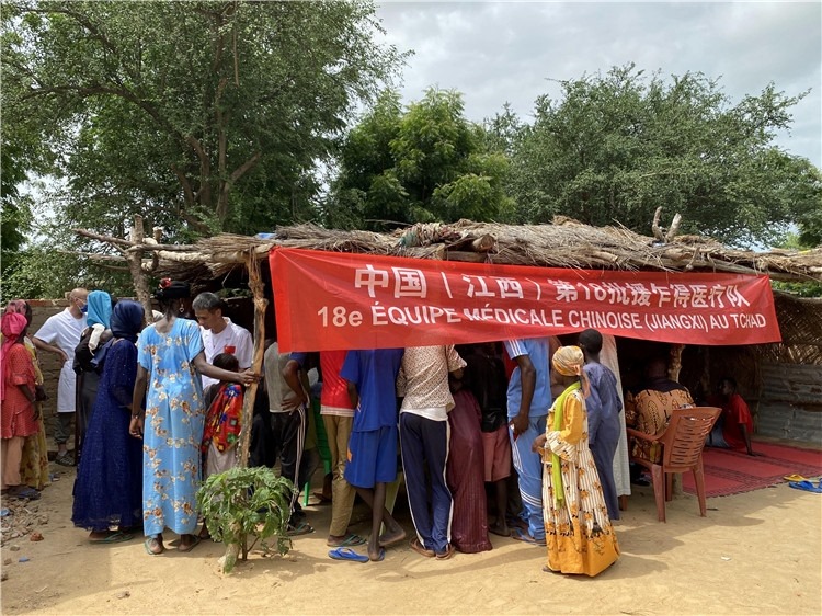 圖為草棚下的就診患者。中國(guó)駐乍得醫(yī)療隊(duì)供圖