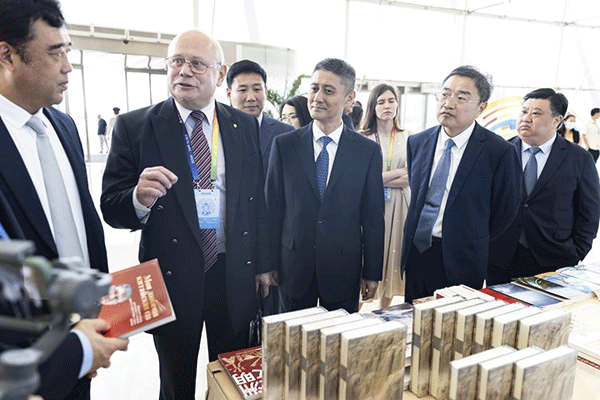 與會嘉賓參觀主題書展。人民畫報社供圖