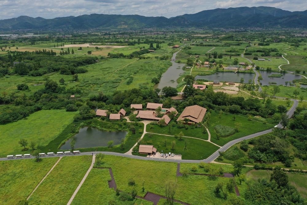 這是在浙江省杭州市余杭區(qū)拍攝的良渚古城遺址公園（2022年7月6日攝，無人機(jī)照片）。新華社記者 黃宗治 攝