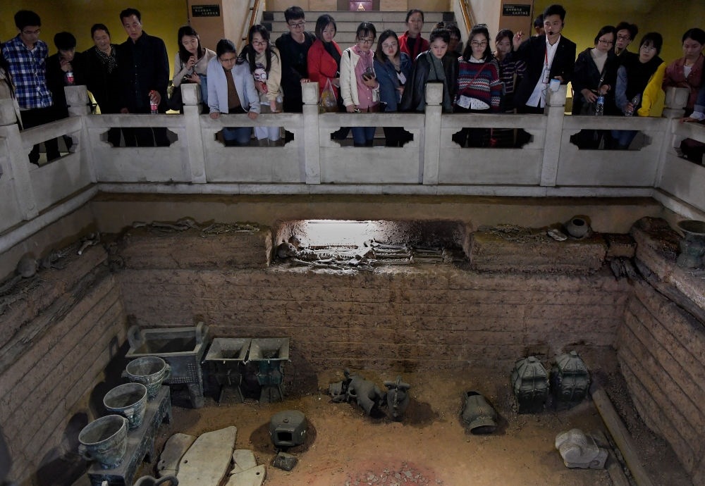 游客在河南安陽(yáng)殷墟宮殿宗廟遺址內(nèi)的婦好墓參觀（2018年10月12日攝）。新華社記者 李安 攝