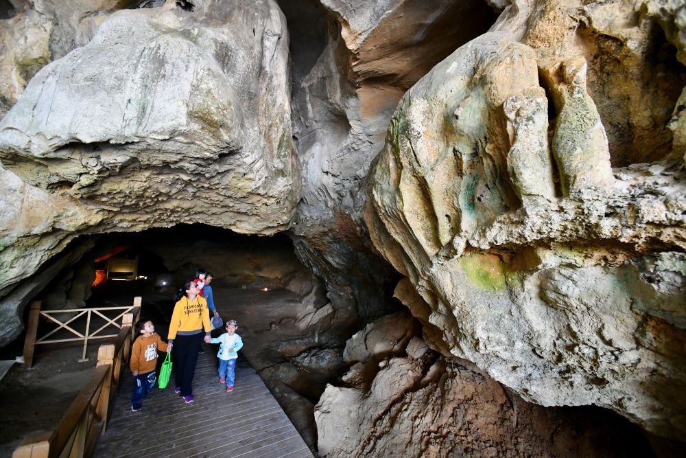 游人在位于福建省三明市三元區(qū)巖前鎮(zhèn)的萬壽巖遺址船帆洞游覽（2020年4月9日攝）。新華社記者 姜克紅 攝
