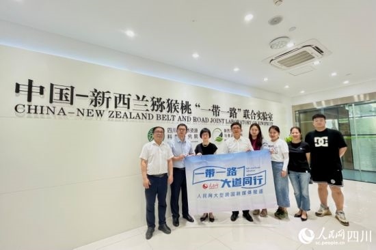 采訪團(tuán)走進(jìn)中國-新西蘭獼猴桃“一帶一路”聯(lián)合實(shí)驗(yàn)室。人民網(wǎng)記者 朱虹攝