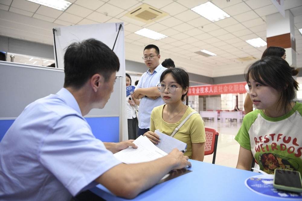 2023年7月29日，“揚就業(yè)之帆，啟夢想之旅”2023年寧夏（銀川）離校未就業(yè)高校畢業(yè)生招聘會在寧夏（銀川）人力資源服務產(chǎn)業(yè)園舉行。求職者（右）在招聘會現(xiàn)場與用人單位交流。新華社記者 馮開華 攝